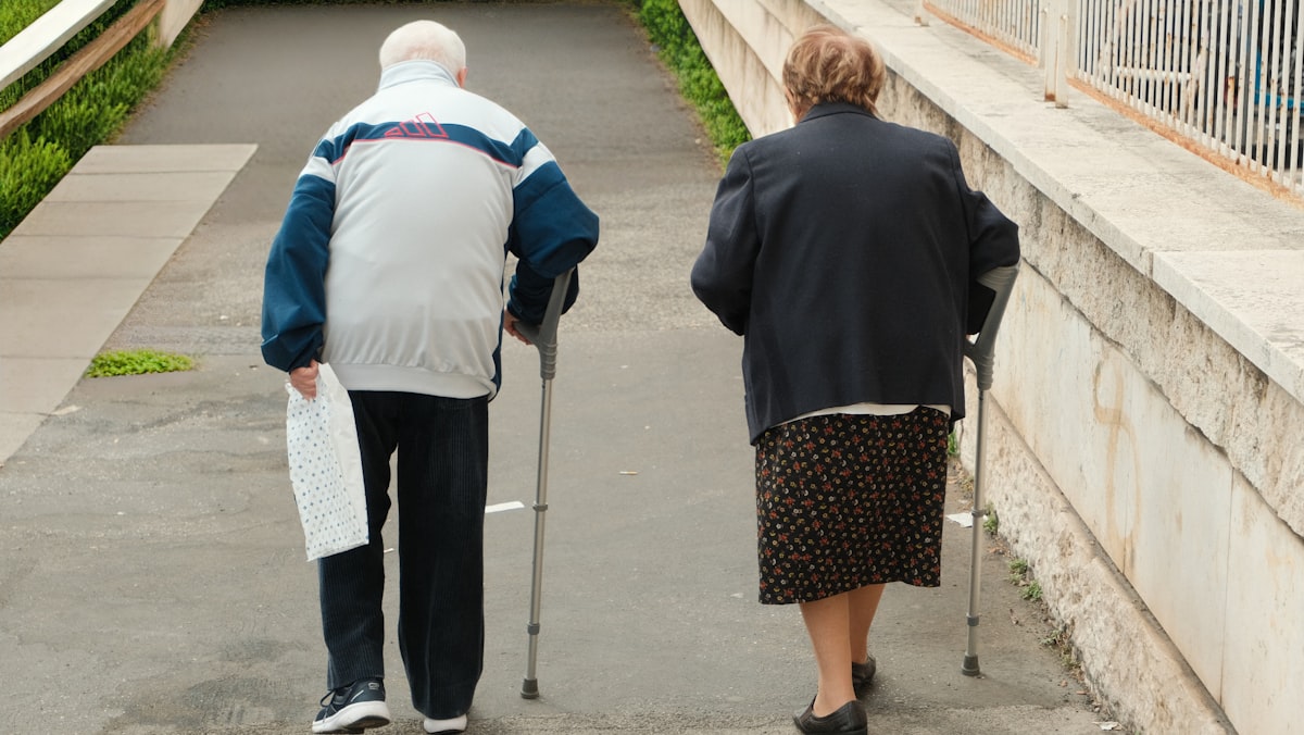 Seniorenpaar spaziert gemeinsam